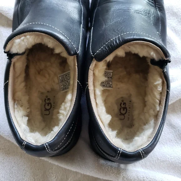 UGG Black Flats with Cozy Furry Lining - Picture 3 of 11